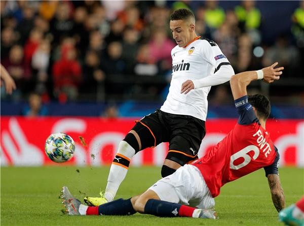 فلنسيا الإسباني يكتسح ليل الفرنسي برباعية