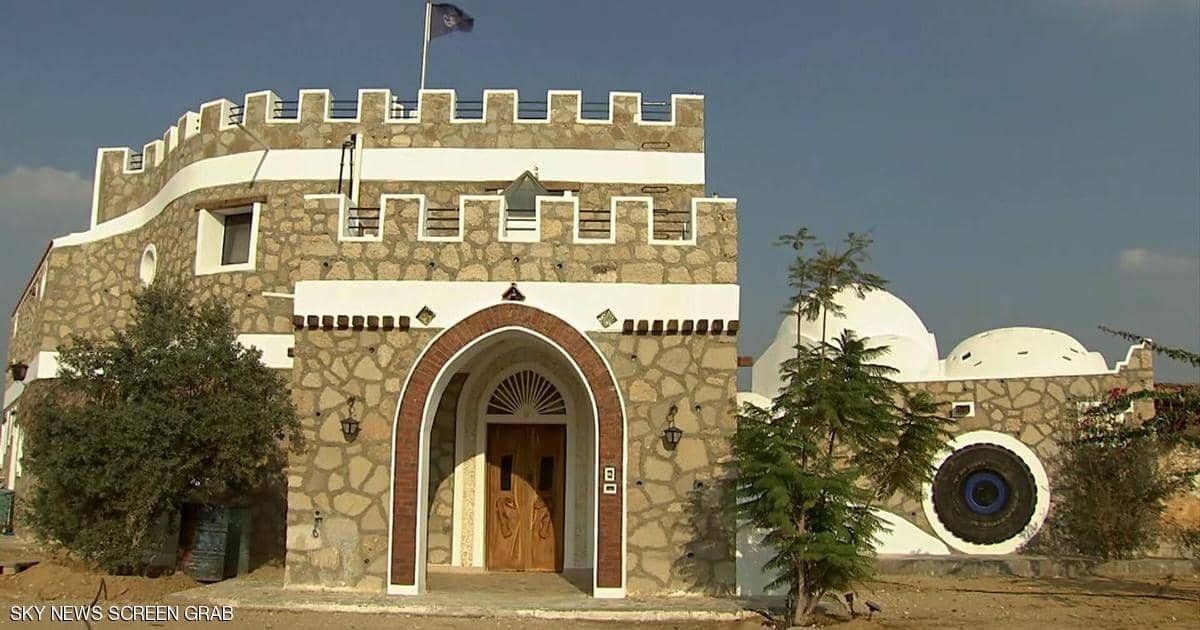 بالفيديو: رجل "مصري" يبني بيته بالكامل من المخلفات