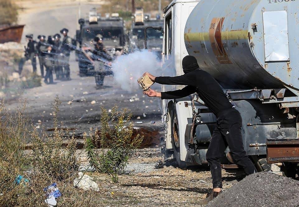 شاهد: عدسة وكالة خبر ترصد مواجهات الشبان مع قوات الاحتلال قرب حاجز "بيت إيل"