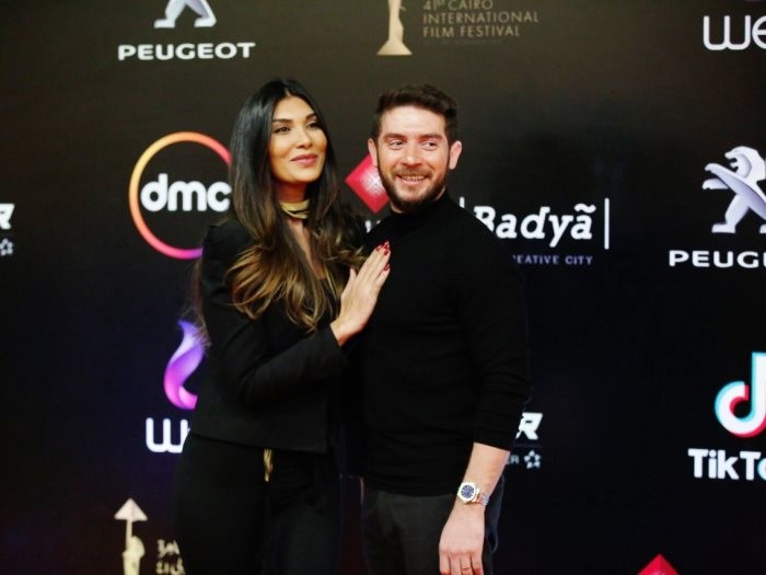 بالفيديو: قبلات منال الحمروني وحسام الجندي قبل عرض فيلم "احكيلي"