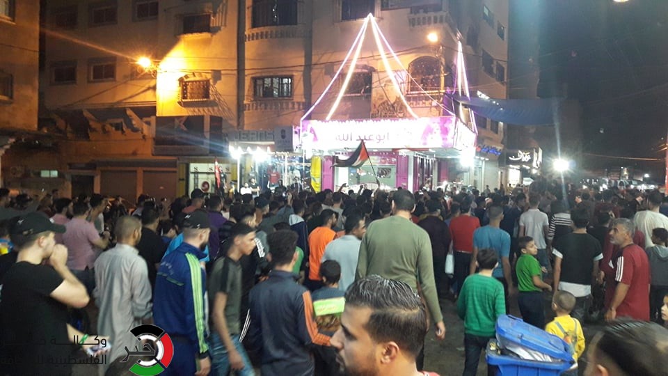مطالبين بالانتقام لدماء الشهداء