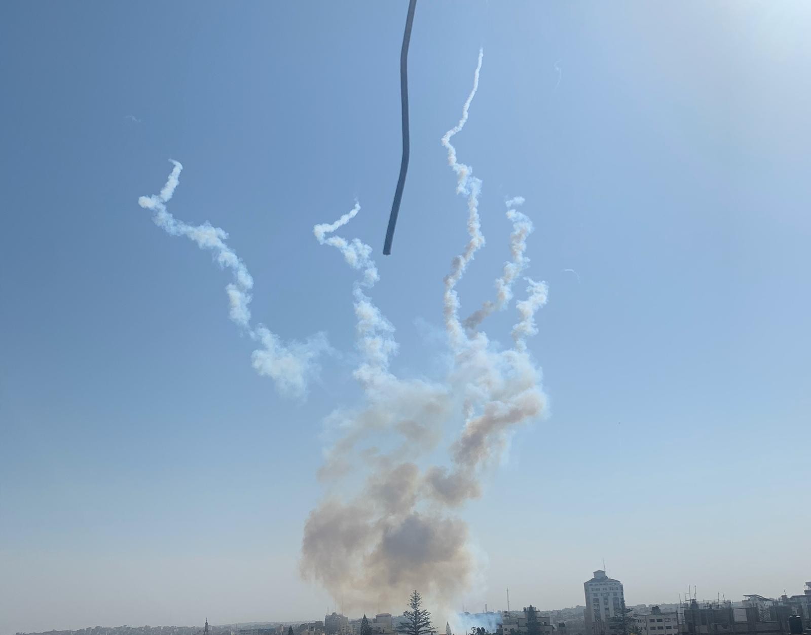 بعد إطلاق رشقة صاروخية
