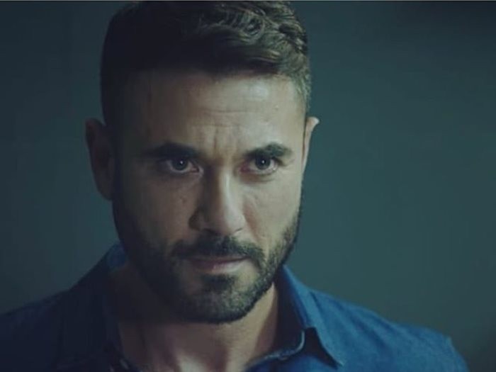 "أحمد عز" يكثف بروفات مسرحية "علاء الدين" قبل سفره للسعودية