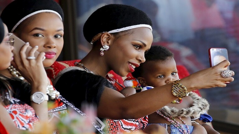 بالفيديو: ملك يهدي زوجاته الـ 14 أسطولاً من سيارات "رولز رويس" ويستفز شعبه