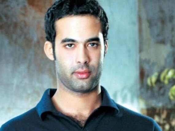 شاهد: ماذا قدم الفنان "هيثم زكي" لعاملة النظافة في مجمع التحرير؟