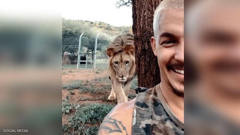 شاهدوا: حقيقة أم خيال "الشاب والأسد" يحقق ملايين المشاهدات