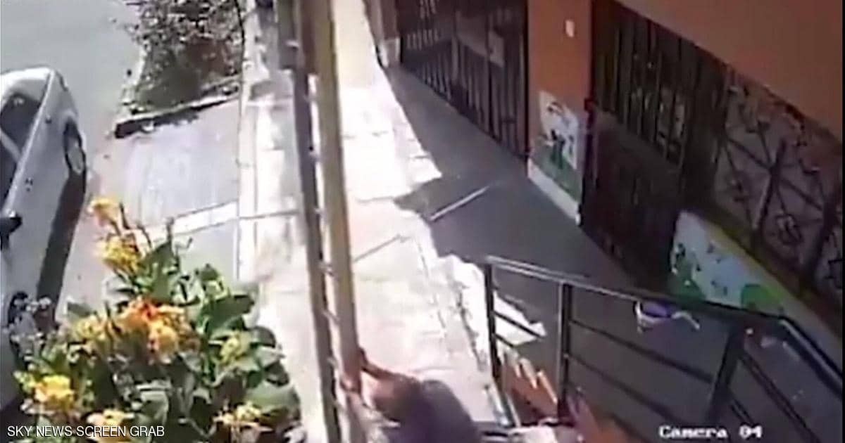 شاهدوا:  وقف على سلم ليدهن "البناية" ثم وقعت "الكارثة"