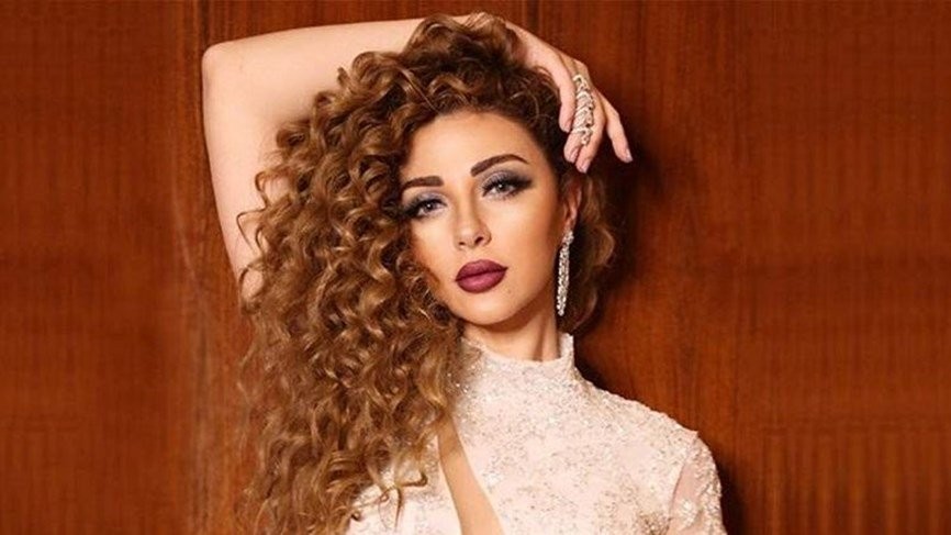 معجبة تتحدى الفنانة اللبنانية "ميريام فارس" وهكذا جاءها الرد