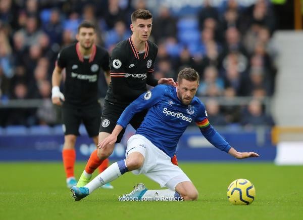 بعد هزائمه المتتالية.. ايفرتون يسحق تشيلسي بثلاثية