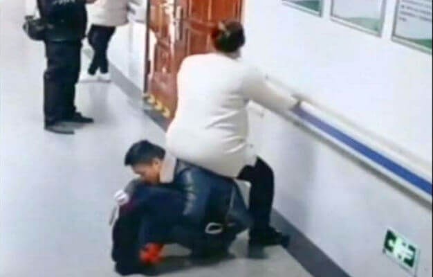 بالفيديو: تحول إلى "كرسي" لتجلس زوجته الحامل.. فيديو "يخطف القلب"