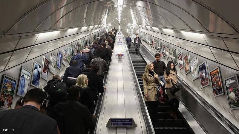 15 ألف دولارؤا بعد "واقعة" السلم "الكهربائي"