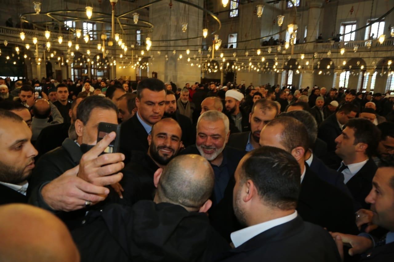 شاهد: هنية يؤدي صلاة الجمعة بمسجد الفاتح في اسطنبول
