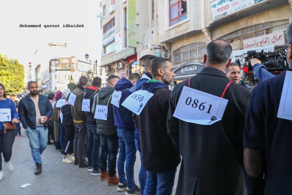 رام الله: المئات ينظمون سلسلة بشرية تضامنًا مع الأسرى في سجون الاحتلال