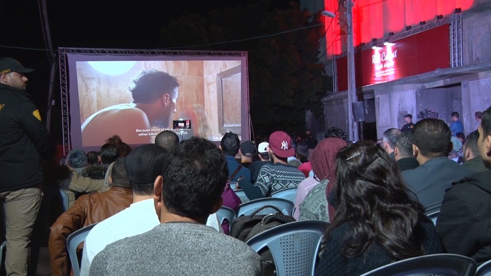 شاهد بالفيديو: افتتاح مهرجان السجادة الحمراء السينمائي لحقوق الإنسان في غزّة