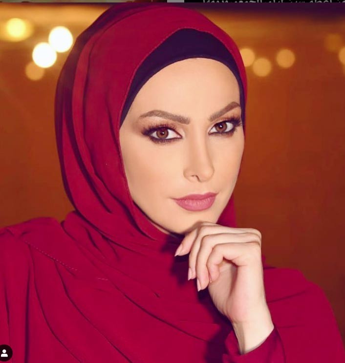 النجمة "أمل حجازي" للسياسيين: الشعب عم يرميكم بالزبالة يلي طعميتونا إياها سنين