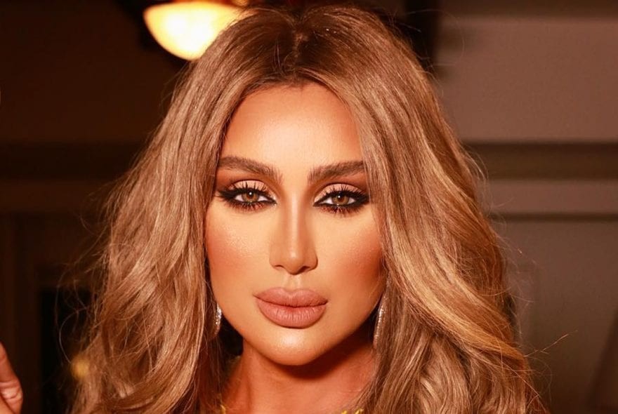 بالفيديو: "مايا دياب" تقرأ "الفاتحة" قبل عرض مسرحيتها!