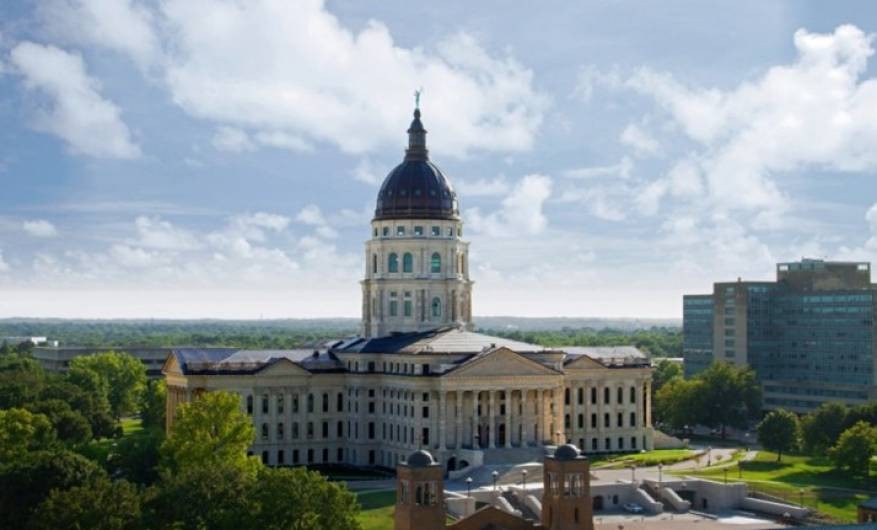 بالفيديو: عاصمة ولاية "أميركية" تعرض 15 ألف "دولار" للعيش فيها