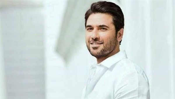 بالفيديو: "أحمد عز" يطير بالبساط السحري على مسرح "علاء الدين"