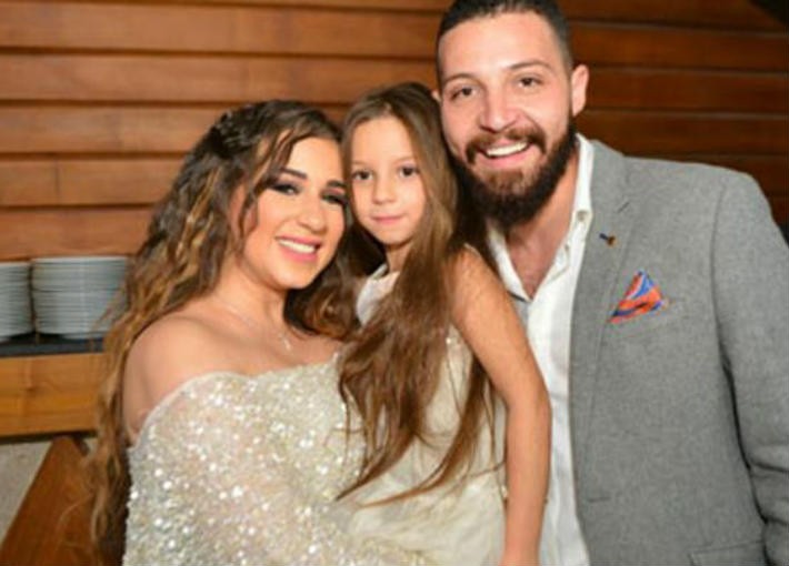 بالفيديوهات: "عشان بتصلي" مفاجأة الفنان المصري "محمود حجازي" لابنة "أسما شريف منير"