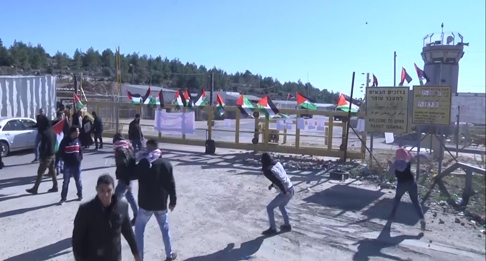 شاهد: عدسة وكالة خبر تُوثق مواجهات المواطنين مع قوات الاحتلال قرب سجن عوفر