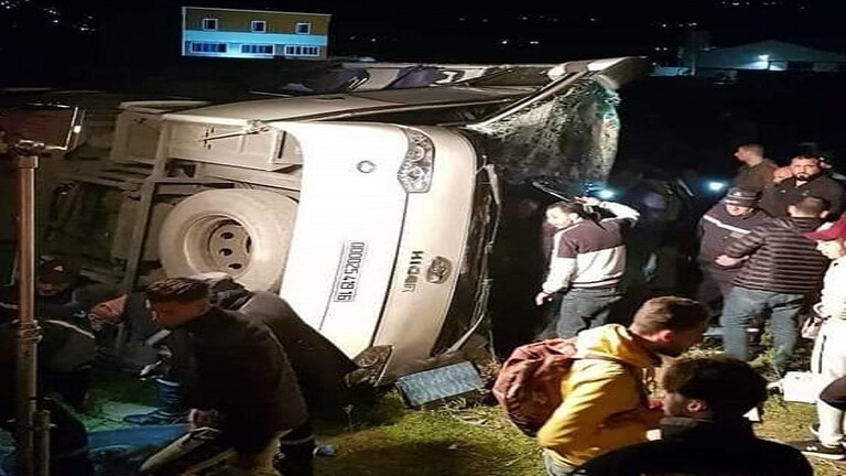 مصرع 5 أشخاص وإصابة آخرين جراء انقلاب حافلة سياحية بالجزائر