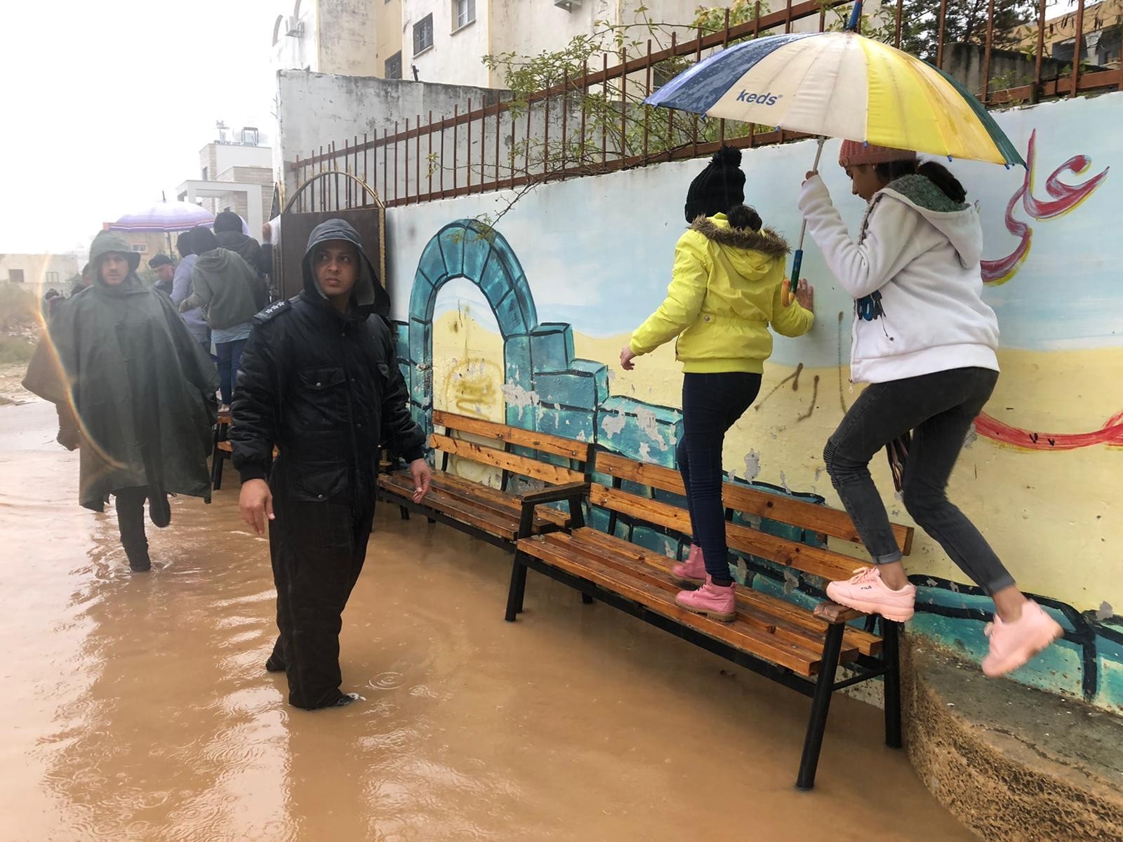 إخلاء مدرسة في طولكرم غمرتها مياه الأمطار