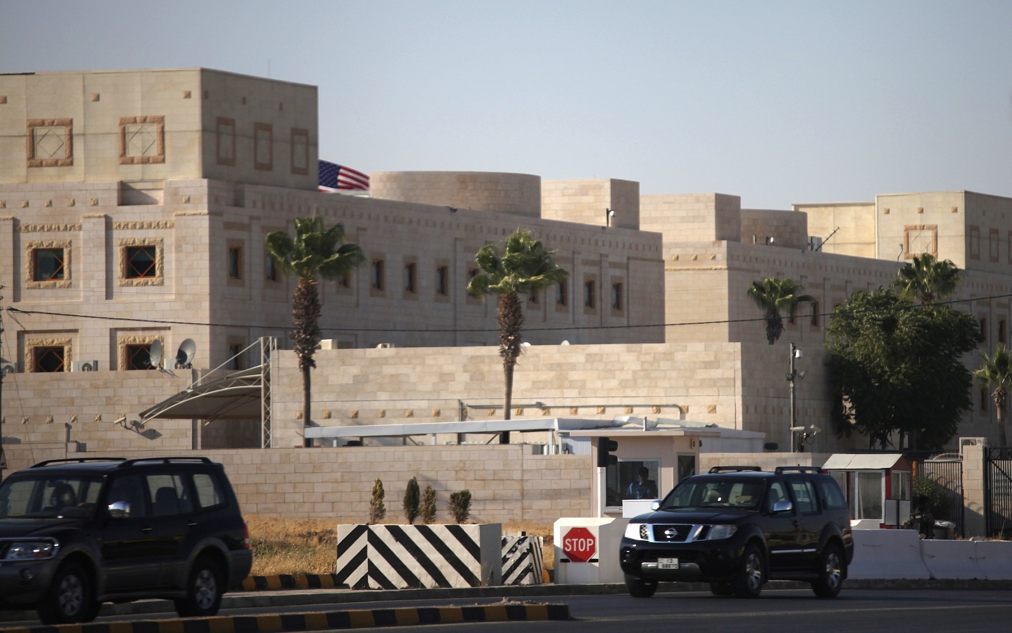 السفارة الأمريكية في الأردن توجه تحذيرات لموظفيها