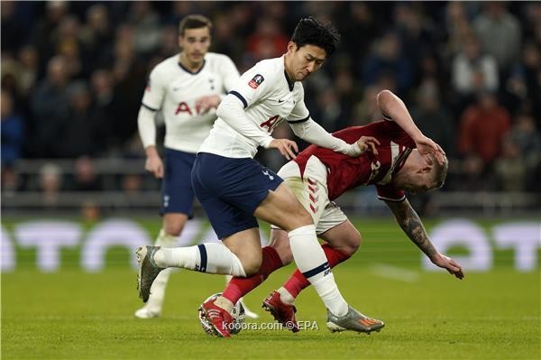 مخاوف مانشستر يونايتد وفوز توتنهام في واجهة صحف إنجلترا