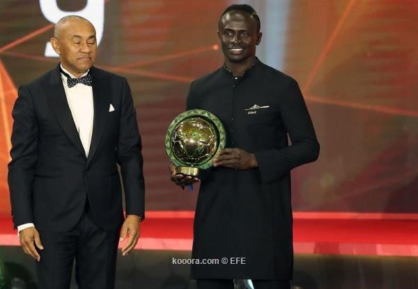 ماني يهزم صلاح ومحرز ويتوج بجائزة الأفضل في إفريقيا