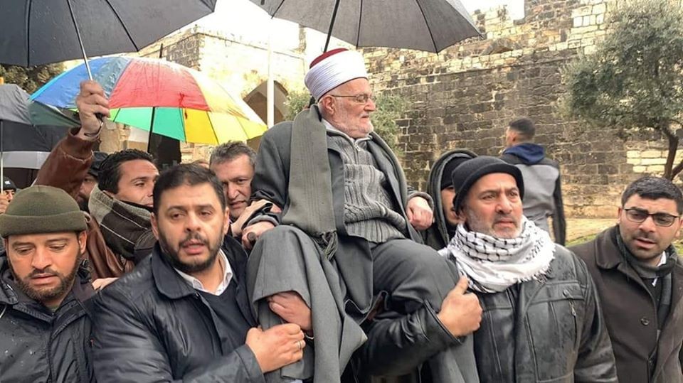 رغم قرار الإبعاد