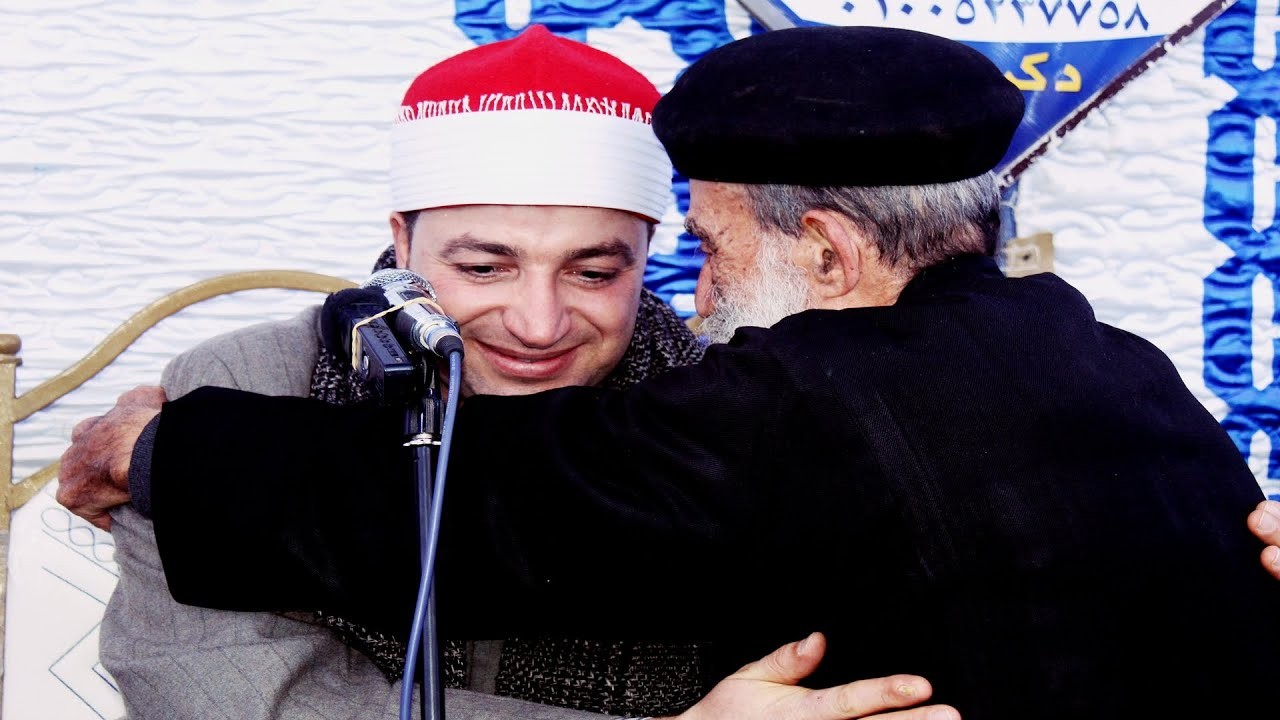 بالفيديو والصور: قس يقبل يد وجبين "قارئ قرآن" في عزاء بمصر