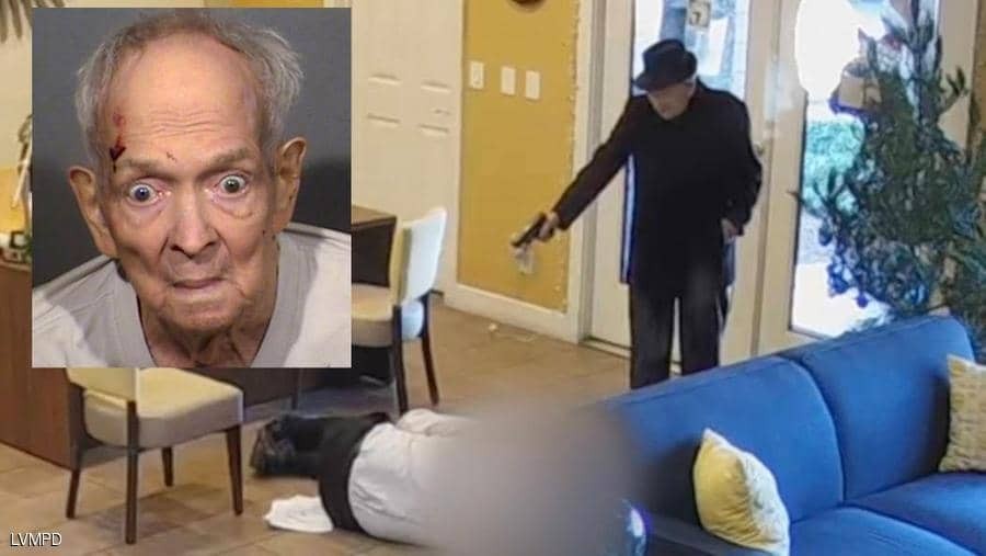 شاهدوا: مسن يطلق النار على "رجل" والسبب!