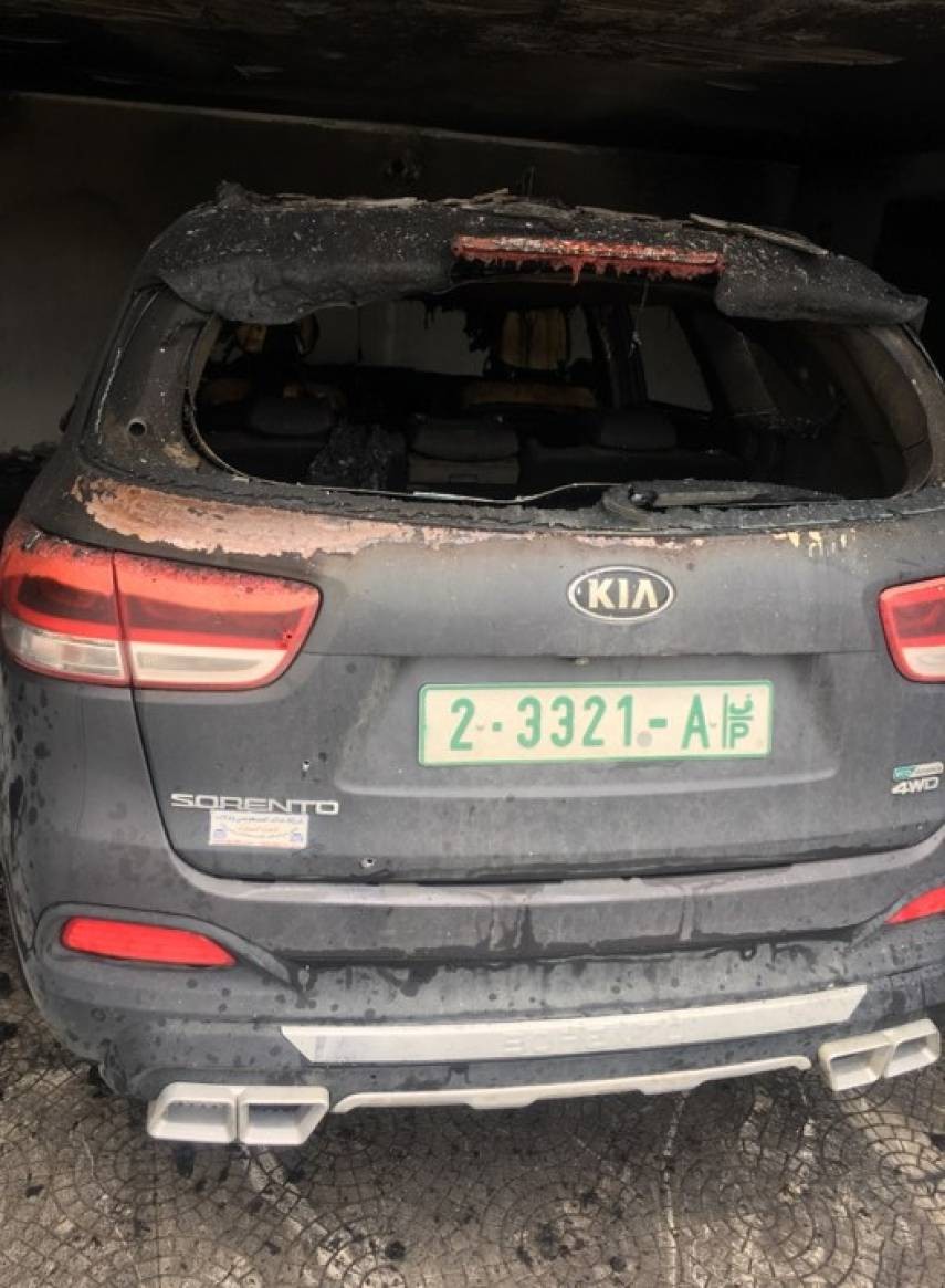 شاهد: مستوطنون يحرقون مركبة ويخطّون شعارات عنصرية شمال شرق رام الله