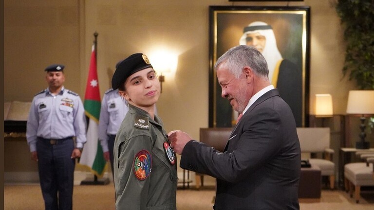 شاهدوا: ملك الأردن يقلد الأميرة "سلمى".. جناح الطيران