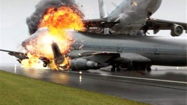 شاهدوا:  اصطدام "طائرتين" في مطار "تورونتو" الكندية