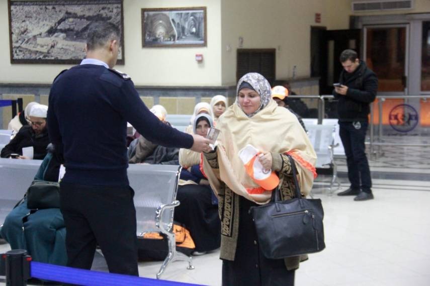 مغادرة فوج من المعتمرين القطاع لأداء مناسك العمرة
