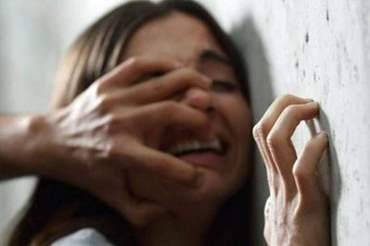 جريمة مأساوية: مقابل 3 دولارات.. "رجل" يبيع ابنته لـ"مغتصِب"