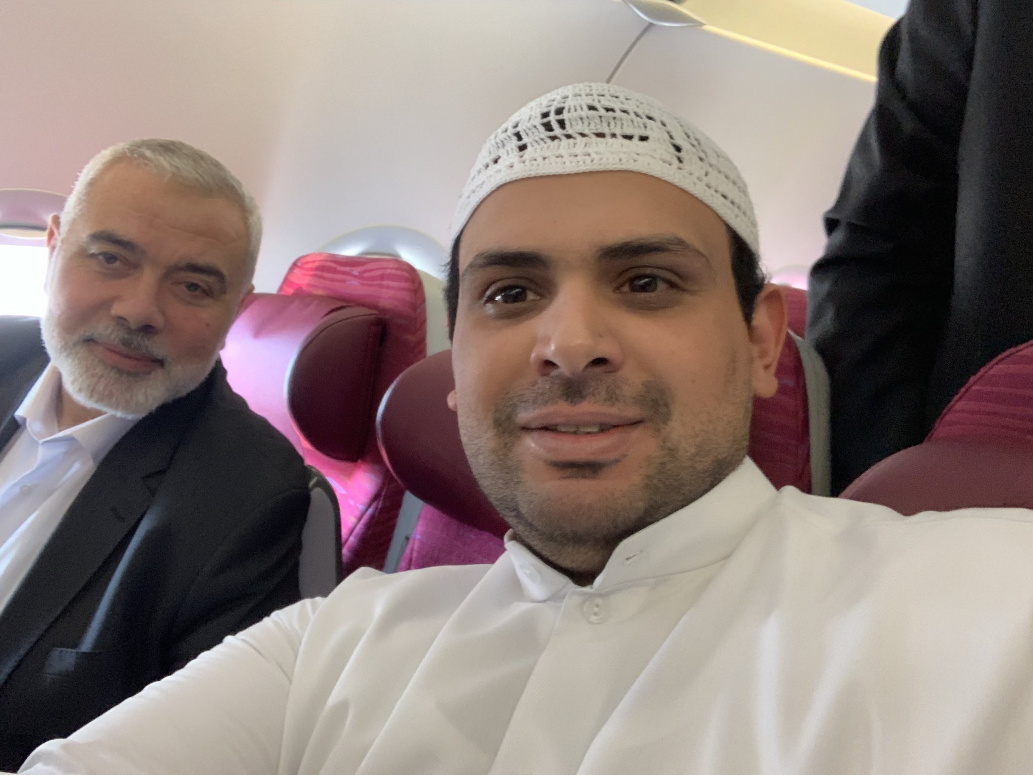 شاهد: هذا ما دار بين صحفي كويتي وهنية في الطائرة المتجه نحو مسقط!