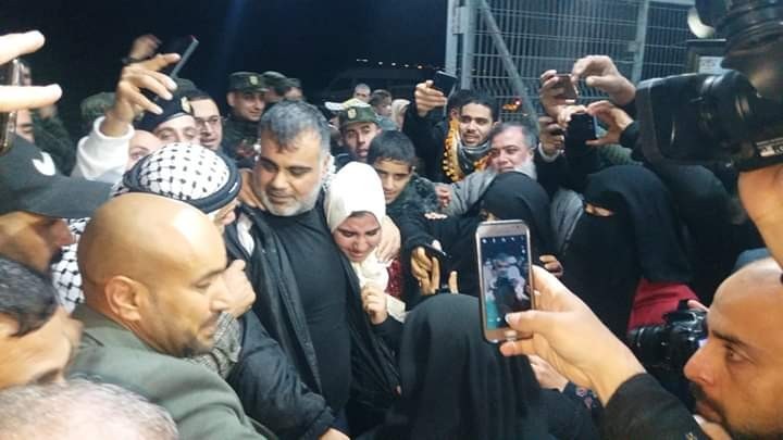 شاهد: سلطات الاحتلال تفرج عن أسير من رفح بعد اعتقال 17 عامًا