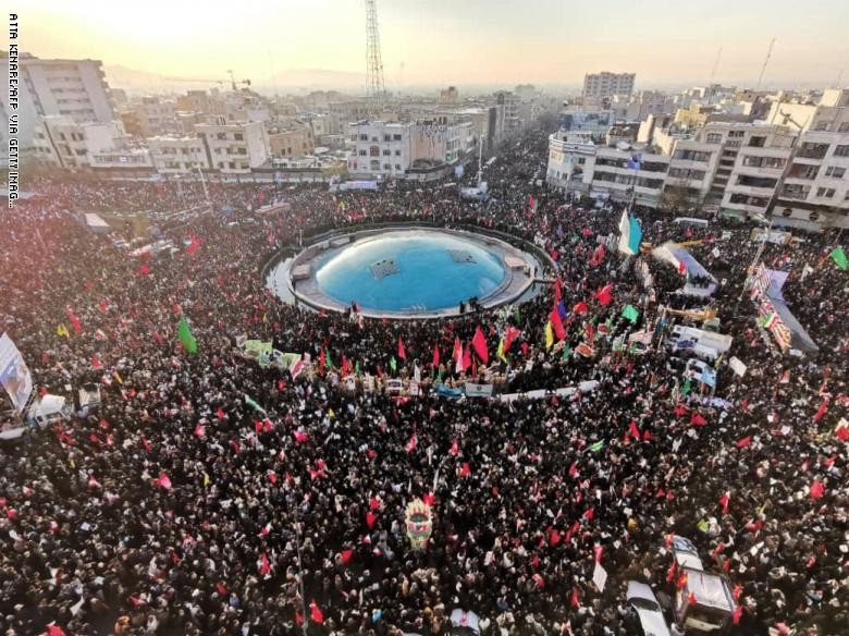 عشرات القتلى والإصابات في التدافع خلال جنازة "سليماني" في مدينة كرمان