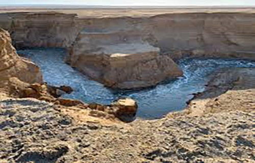 قناة عبرية تكشف عن "النهر السري" قرب البحر الميت
