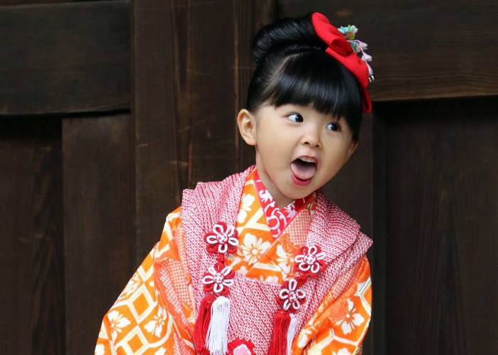 بالصور: لأول مرة.. "وزير ياباني" في إجازة رعاية الرضيع