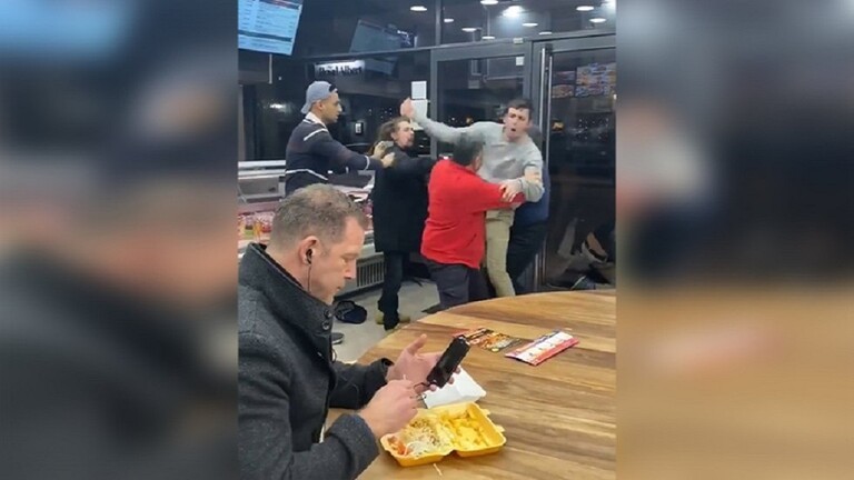 بالفيديو: نشطاء يطلقون لقب "أهدأ رجل في العالم" على هذا الشخص!