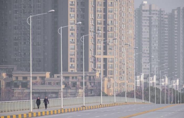 بالفيديوهات : "أكبر حجر صحي بالتاريخ" لقطات درون تكشف ووهان كمدينة أشباح خلال