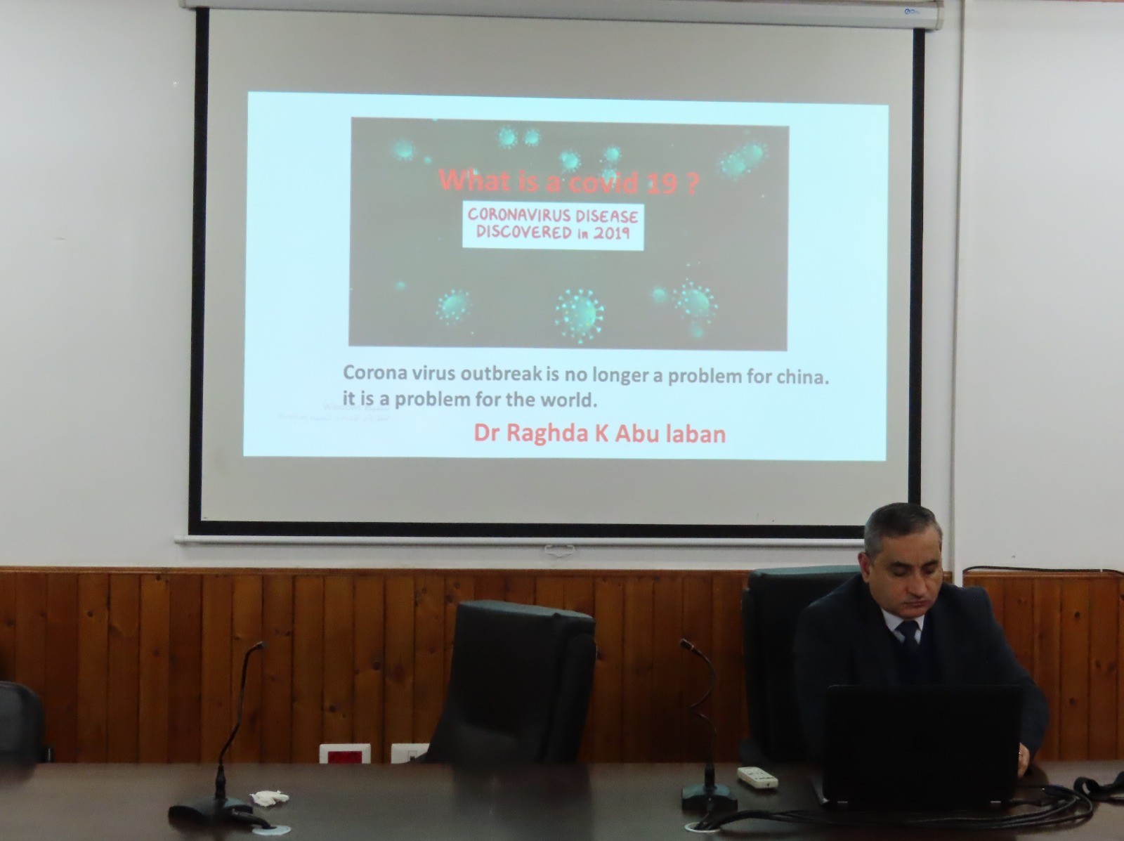 شاهد: محاضرة علمية بمستشفى النساء والتوليد في مجمع الشفاء حول فيروس كورونا