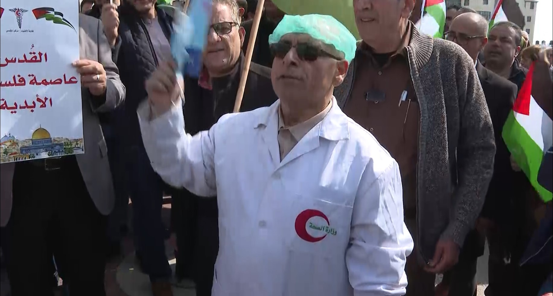 شاهد: نقابة الأطباء تُنظم وقفة احتجاجية في رام الله للمطالبة بتحسين أوضاعهم