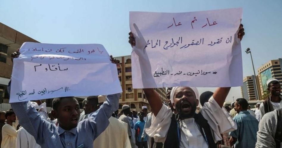 آلاف السودانيين يتظاهرون احتجاجًا على لقاء البرهان ونتنياهو