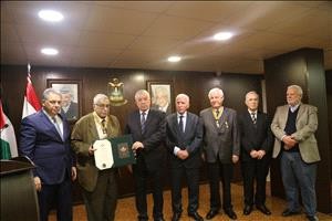 العالول يقلد بشور ومرهج وسام الرمز ياسر عرفات