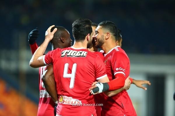 الأهلي يسحق الطلائع بثلاثية ويعزز موقعه في الصدارة