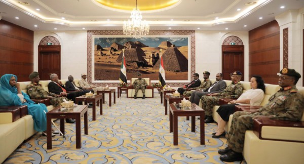مسؤول سوداني يستقيل من منصبه بسبب لقاء البرهان مع نتنياهو